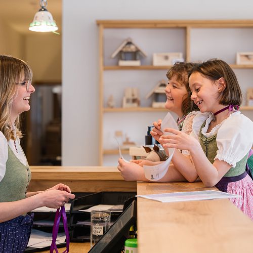 Kinder im Narzissendorf Zloam